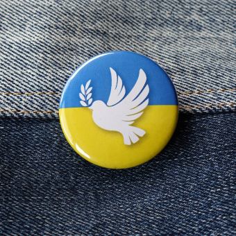 Ansteckbutton Ukraine Friedenstaube auf Jeans